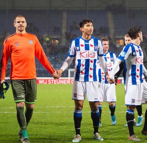 doan van hau ra mat heerenveen bong da viet nam buoc sang trang moi