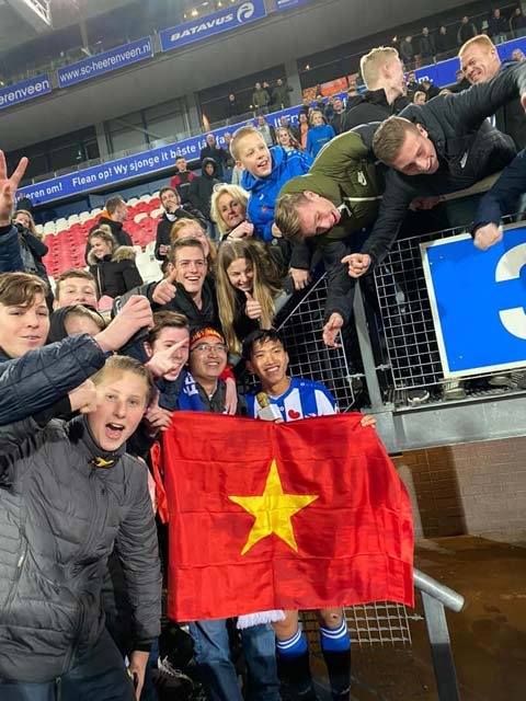 doan van hau ra mat heerenveen bong da viet nam buoc sang trang moi