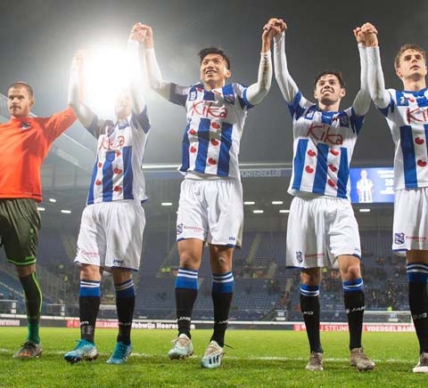 doan van hau ra mat heerenveen bong da viet nam buoc sang trang moi