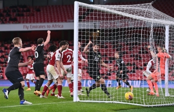 Arsenal thảm bại, tụt xuống sát khu vực nguy hiểm