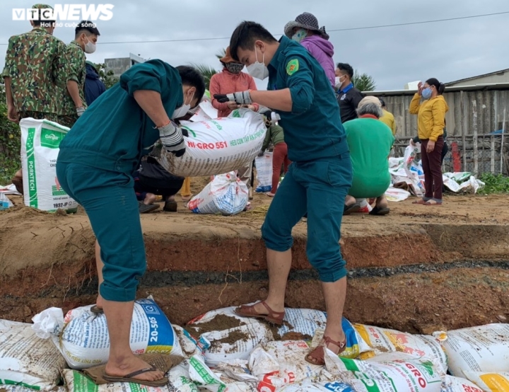 Ảnh: Sóng đánh tan hoang hơn 200m bờ biển, nhà dân có nguy cơ bị 'nuốt chửng' - 7