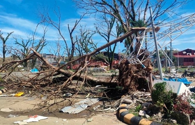 Trung tâm sơ tán tốc mái vì bão, nhiều người Philippines không nơi trú ngụ