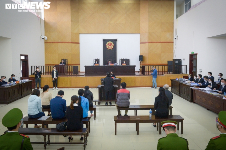 Ảnh: Dàn cựu lãnh đạo Đại học Đông Đô bị dẫn giải đến phiên xét xử - 4
