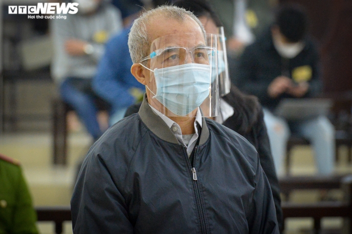 Ảnh: Dàn cựu lãnh đạo Đại học Đông Đô bị dẫn giải đến phiên xét xử - 8