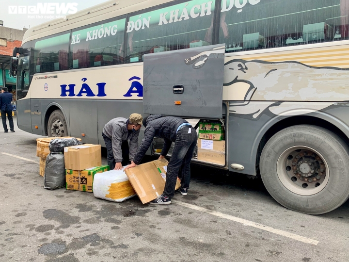Hà Nội: Bến xe ảm đạm ngày cuối năm, khách huỷ vé vì lo ngại dịch bệnh - 10