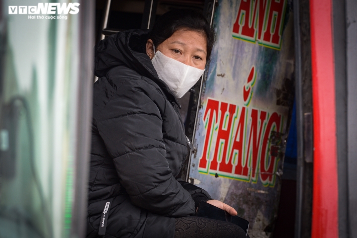 Hà Nội: Bến xe ảm đạm ngày cuối năm, khách huỷ vé vì lo ngại dịch bệnh - 2