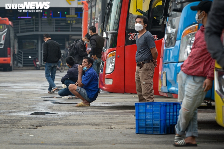 Hà Nội: Bến xe ảm đạm ngày cuối năm, khách huỷ vé vì lo ngại dịch bệnh - 1