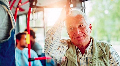 Chuyên gia Anh kêu gọi không nhường ghế xe buýt cho người già