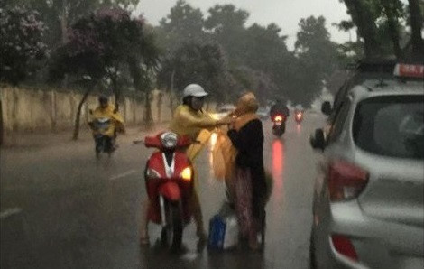 oto di cham chan gio giup nguoi phu nu dap xe qua cau o da nang