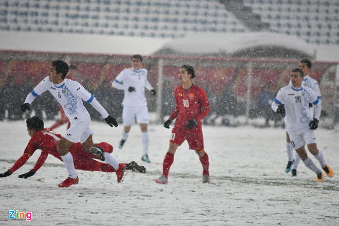 cho mac ao trang afc muon uzbekistan tang hinh trong tuyet