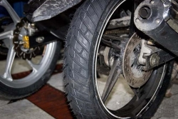 vao mua mua cach cham soc xe de chay an toan trong mua