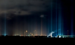 Những cột sáng rực rỡ xuyên thẳng lên trời giống UFO xuất hiện