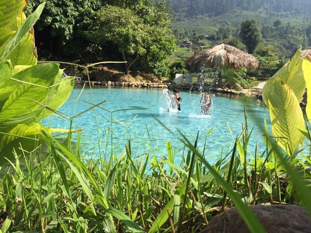 tam bo quen doi thu gian o suoi nuoc nong dep quen loi ve