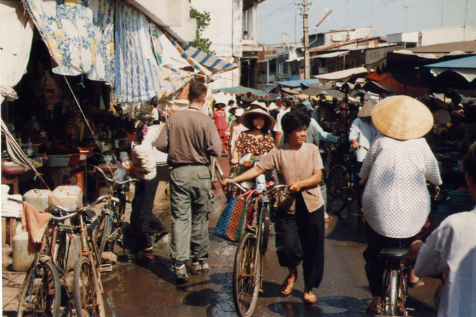 viet nam nhung nam 1990 qua ong kinh cua tong lanh su canada