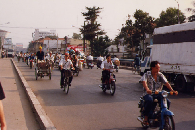 viet nam nhung nam 1990 qua ong kinh cua tong lanh su canada