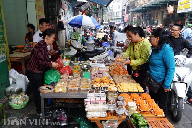 anh nguoi ha noi xep hang mua gio cha thit ga ngay 30 tet