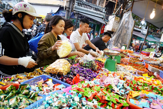 anh nguoi ha noi xep hang mua gio cha thit ga ngay 30 tet