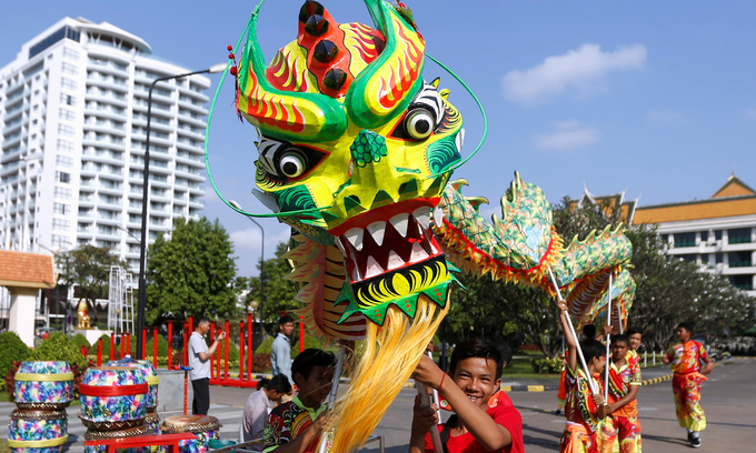 nguoi dan chau a ron rang don tet ky hoi