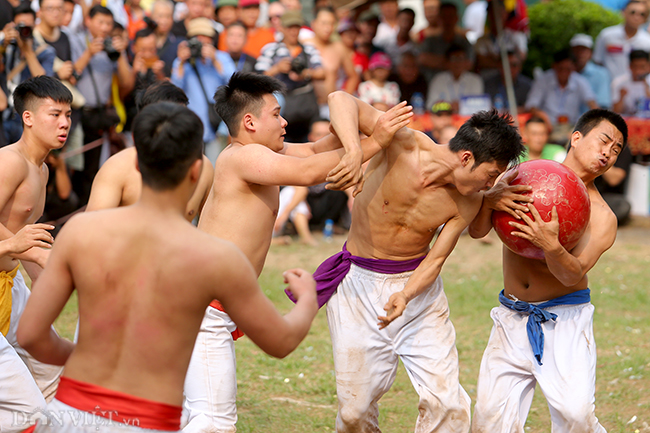 anh do mau tai le hoi vat cau thuy linh