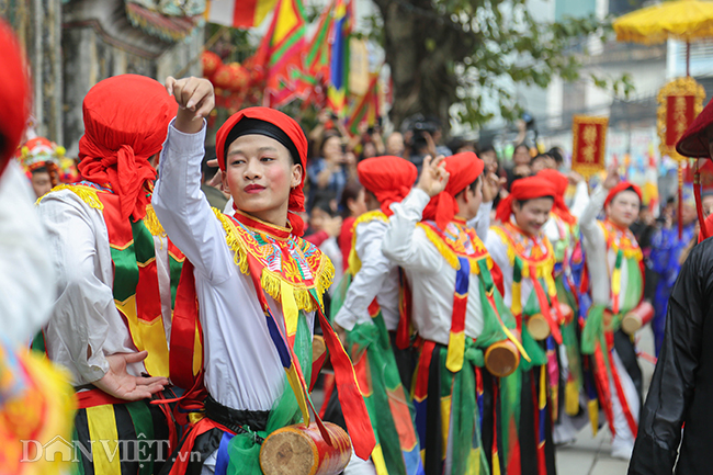 anh gia gai mua bong lang lo chang trai 17 phot lo loi treu dua