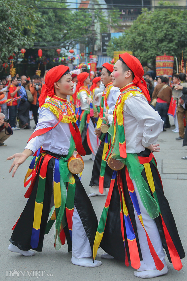 anh gia gai mua bong lang lo chang trai 17 phot lo loi treu dua