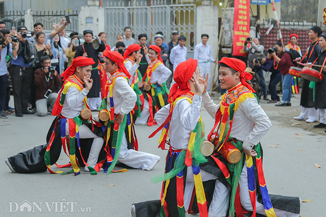 anh gia gai mua bong lang lo chang trai 17 phot lo loi treu dua