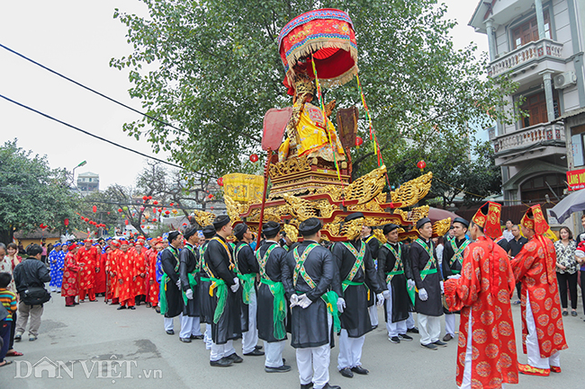 anh gia gai mua bong lang lo chang trai 17 phot lo loi treu dua