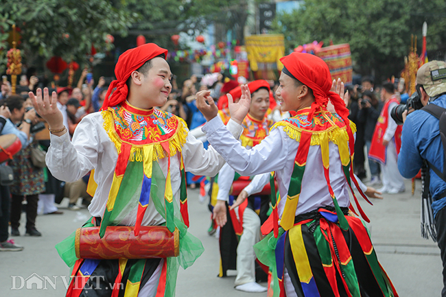 anh gia gai mua bong lang lo chang trai 17 phot lo loi treu dua