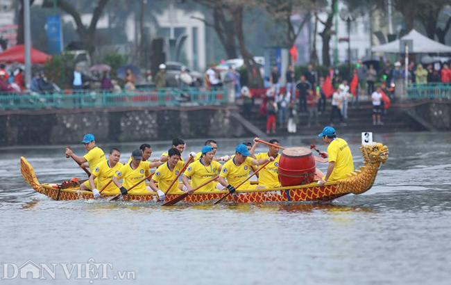 anh thuyen rong lam day song nuoc ho tay