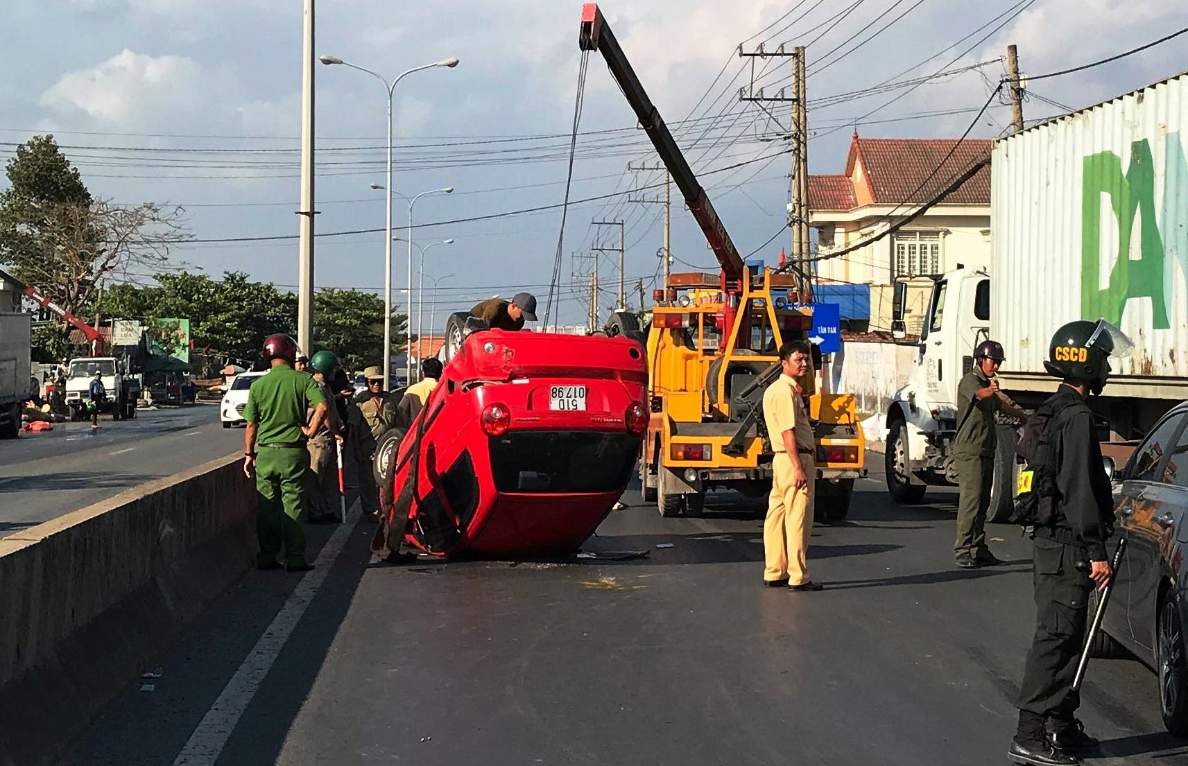 nhieu nguoi khoc gao trong o to lat ngua sau va cham khung khiep voi xe ben