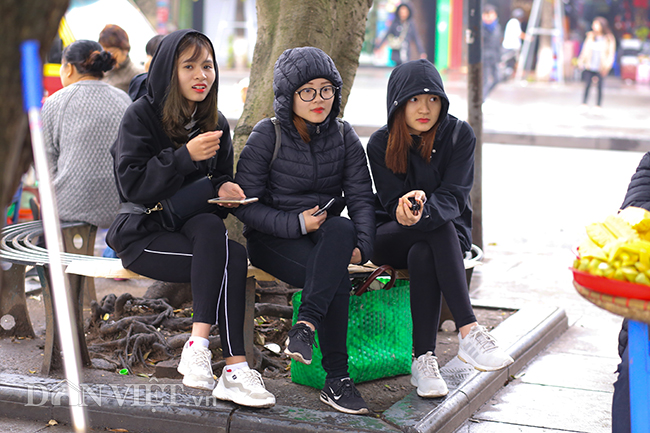 ha noi tro lanh mua phun lai khan ao nhieu lop nai nit ra duong