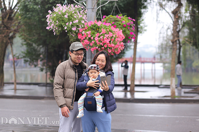 ha noi tro lanh mua phun lai khan ao nhieu lop nai nit ra duong