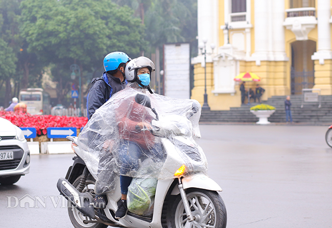 ha noi tro lanh mua phun lai khan ao nhieu lop nai nit ra duong