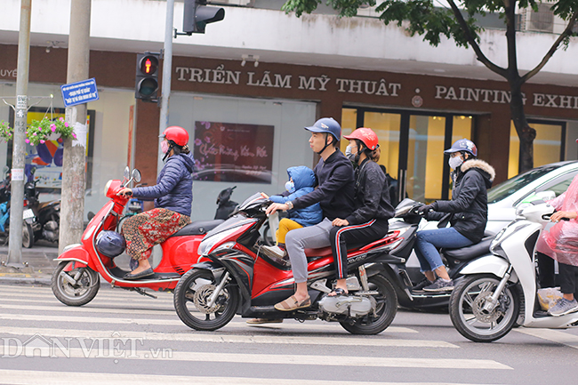 ha noi tro lanh mua phun lai khan ao nhieu lop nai nit ra duong