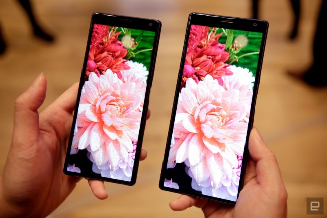 can canh xperia 10 va 10 plus thach thuc phan khuc tam trung