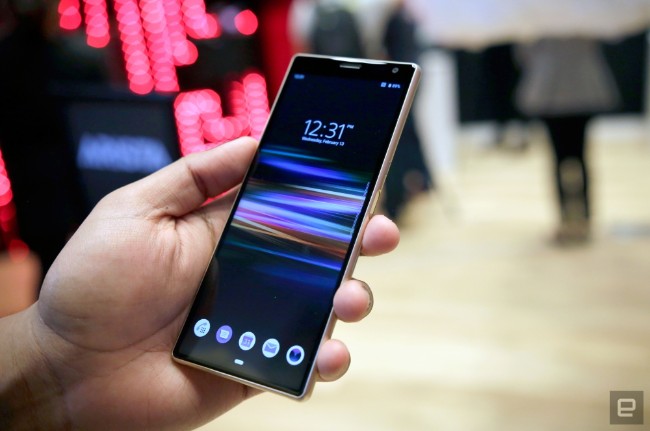 can canh xperia 10 va 10 plus thach thuc phan khuc tam trung