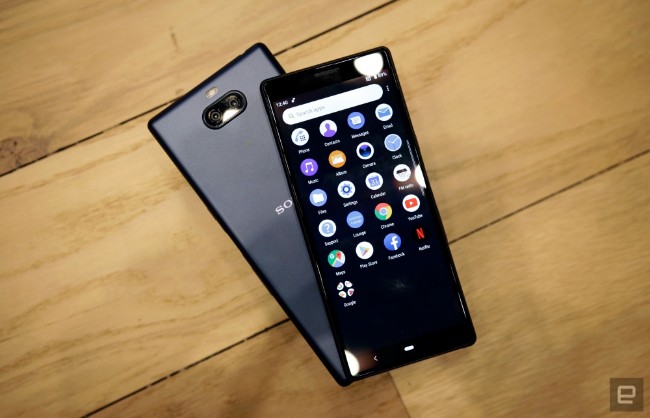 can canh xperia 10 va 10 plus thach thuc phan khuc tam trung