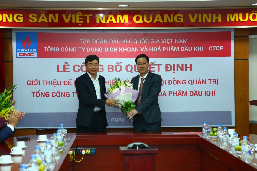 cong bo va trao cac quyet dinh ve cong tac can bo nguoi dai dien von tai tong cong ty khoan va hoa pham dau khi dmc