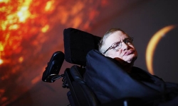 cong nghe giup stephen hawking giao tiep suot 33 nam mat giong noi