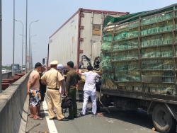 container dang chay lat nhao de 3 nguoi di xe may tu vong