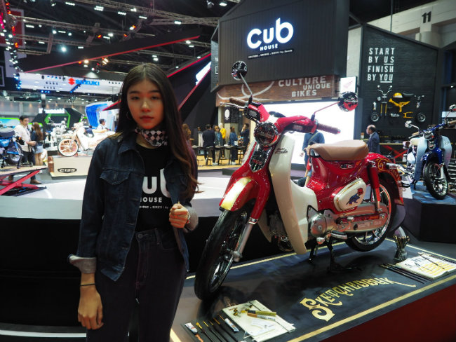 man nhan ngam huyen thoai honda cub c125 vang dong tuyet dep