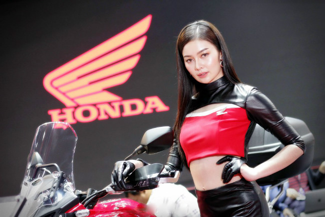 ngat ngay dan chan dai nong bong ben xe moi tai motor show 2019