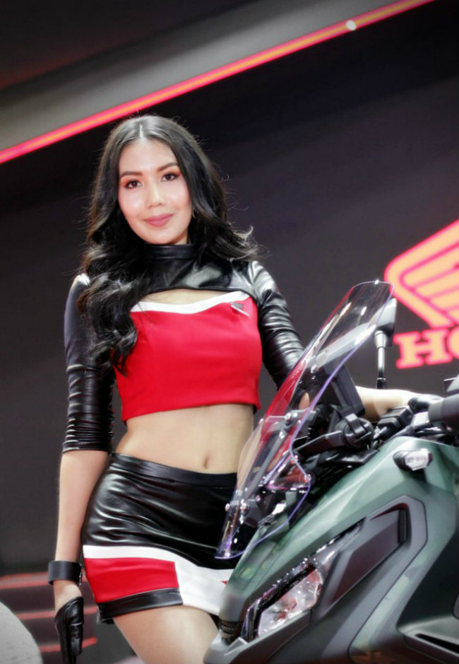 ngat ngay dan chan dai nong bong ben xe moi tai motor show 2019