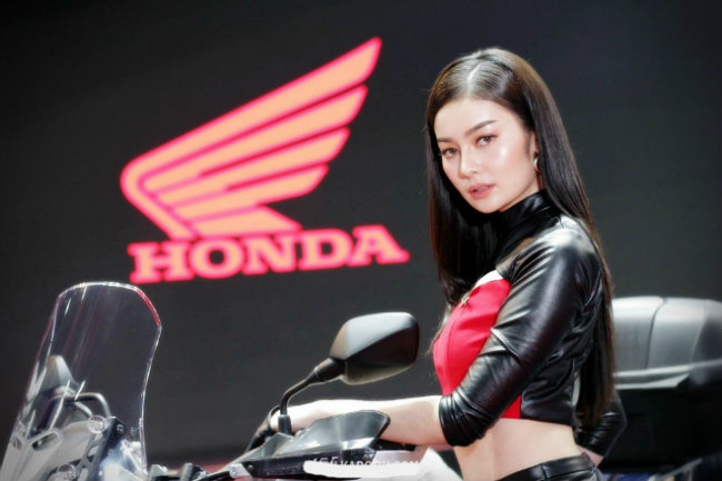 ngat ngay dan chan dai nong bong ben xe moi tai motor show 2019