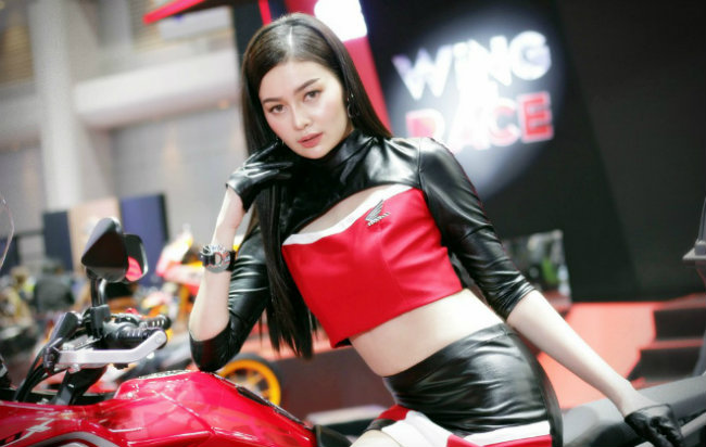 ngat ngay dan chan dai nong bong ben xe moi tai motor show 2019