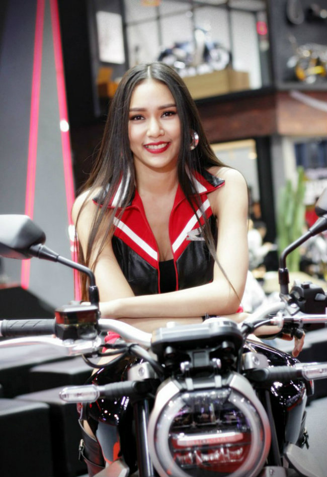 ngat ngay dan chan dai nong bong ben xe moi tai motor show 2019