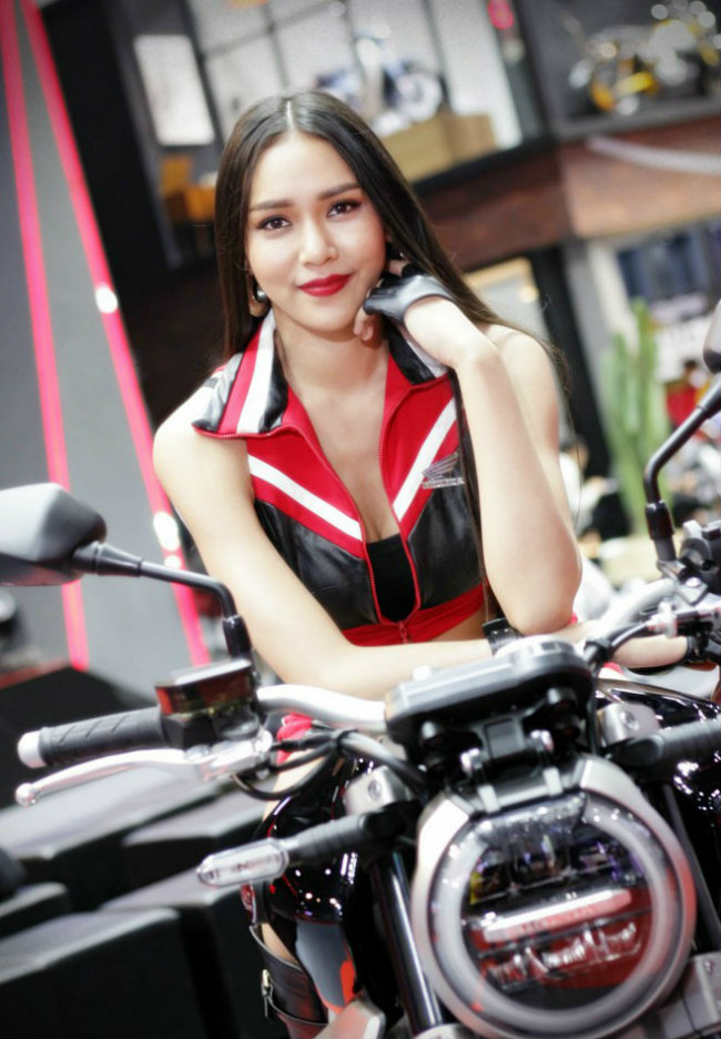 ngat ngay dan chan dai nong bong ben xe moi tai motor show 2019