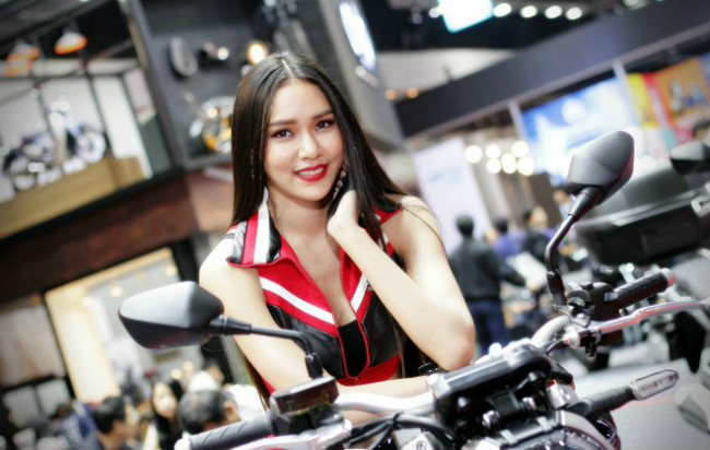 ngat ngay dan chan dai nong bong ben xe moi tai motor show 2019