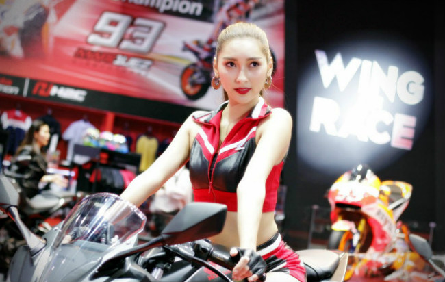 ngat ngay dan chan dai nong bong ben xe moi tai motor show 2019