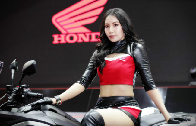 ngat ngay dan chan dai nong bong ben xe moi tai motor show 2019